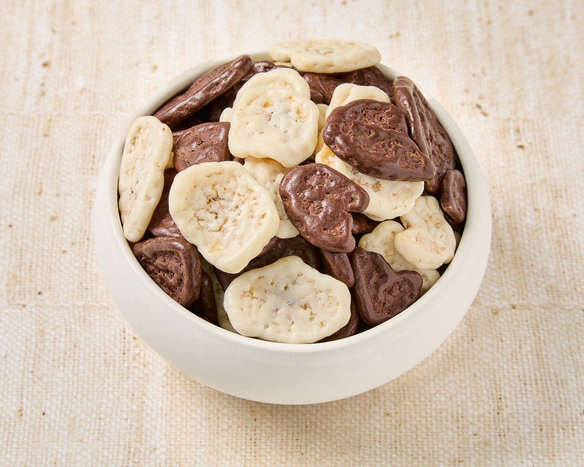 Plátano chips mix bañados en chocolate negro y yogur