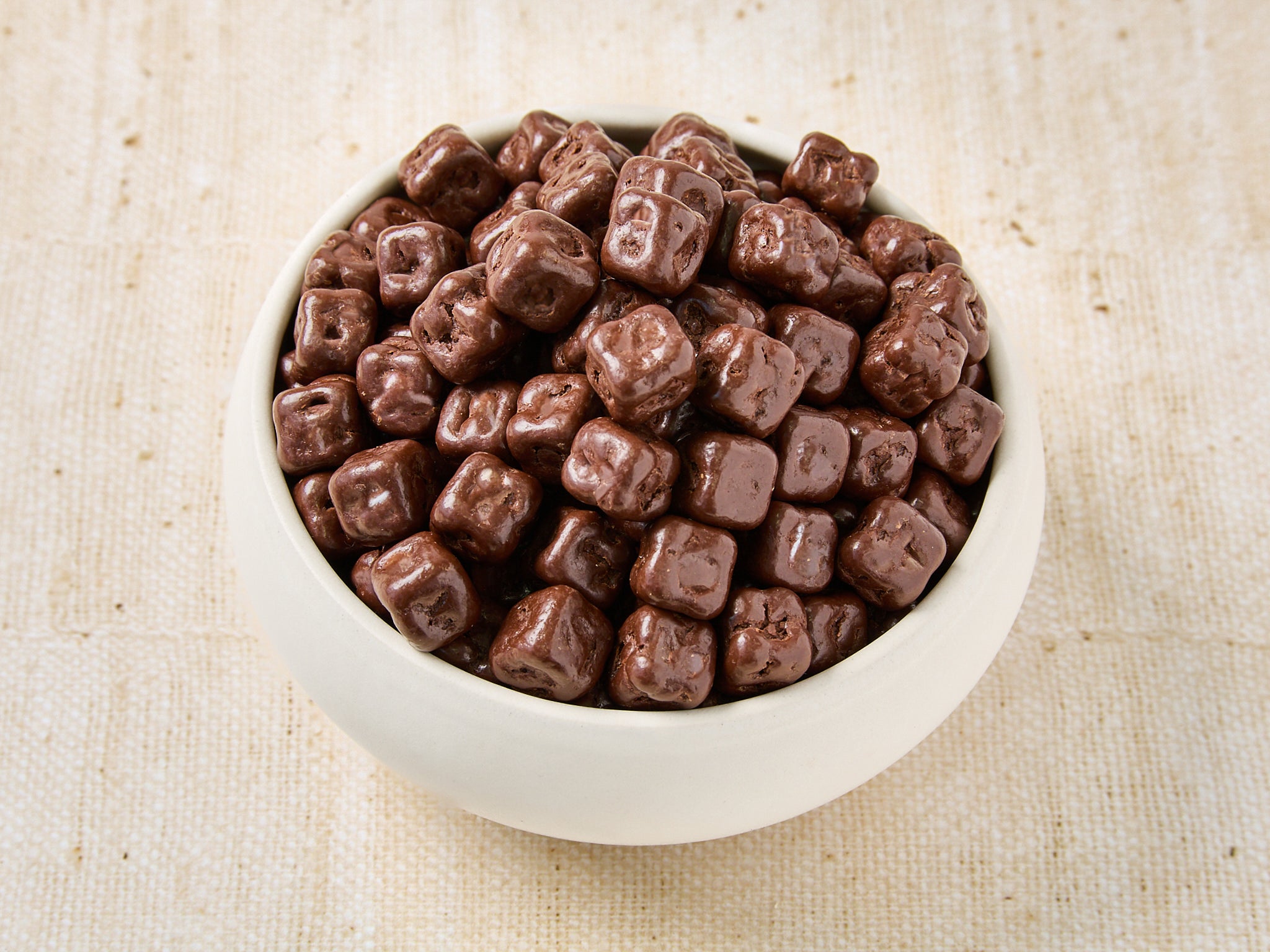 Cubos de coco bañados en chocolate negro