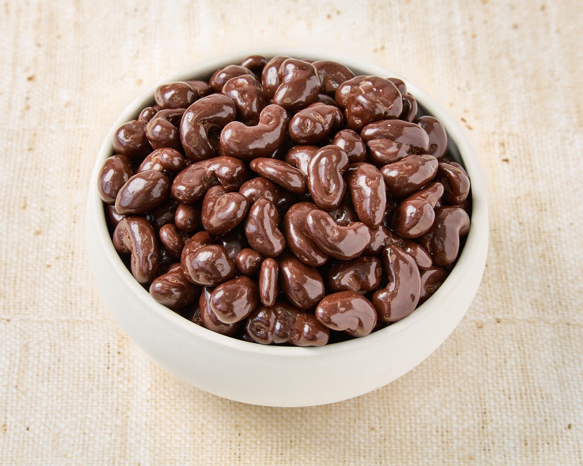 Anacardo bañado en chocolate negro