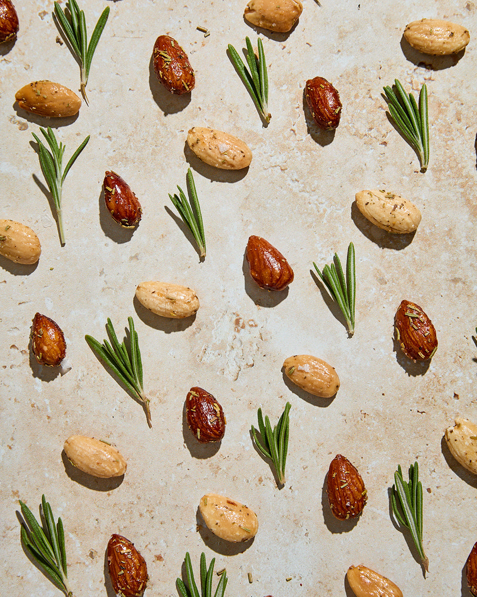 Mandorle tostate, rosmarino e sale