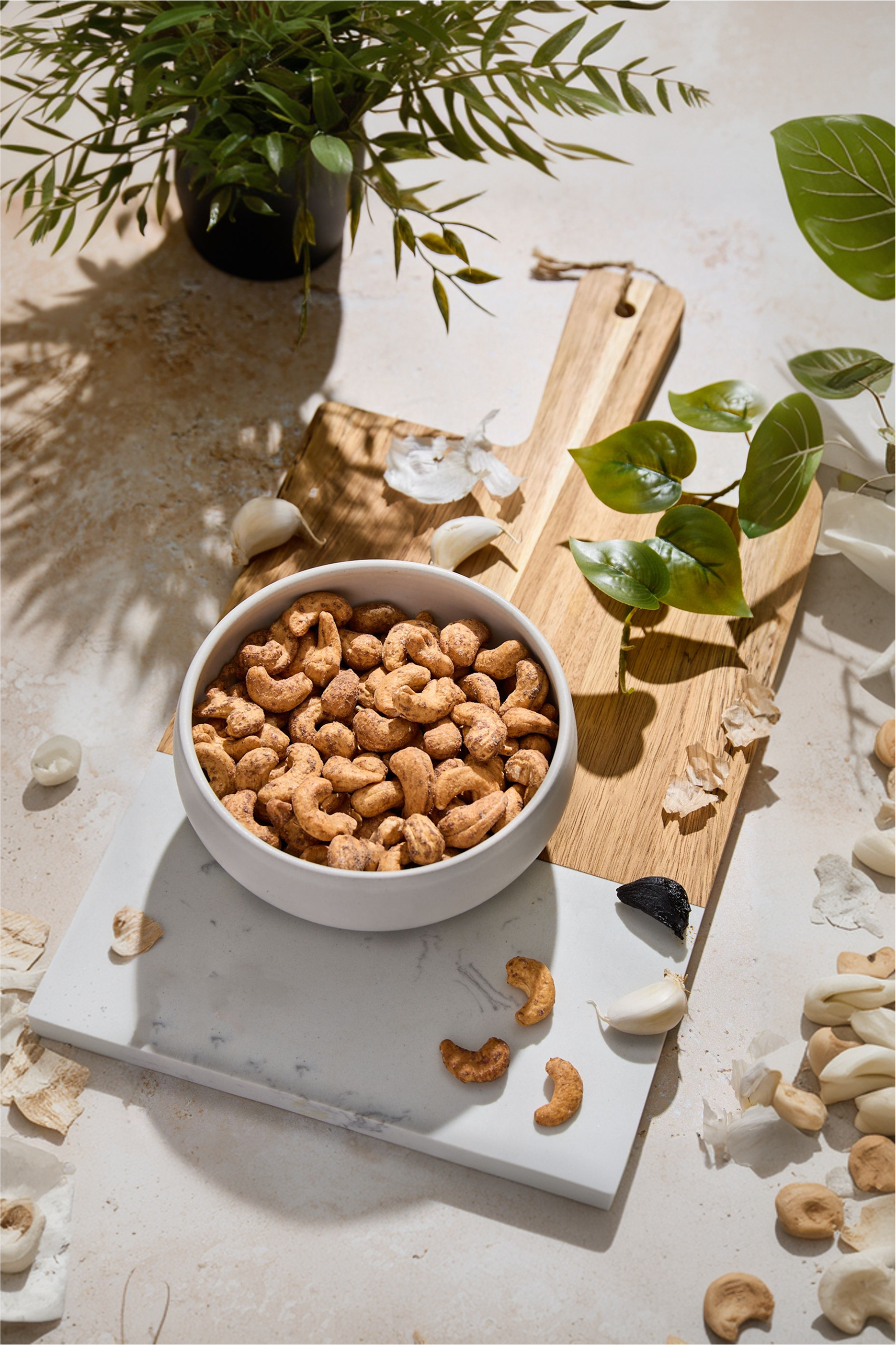 Roasted cashews with black garlic flavour