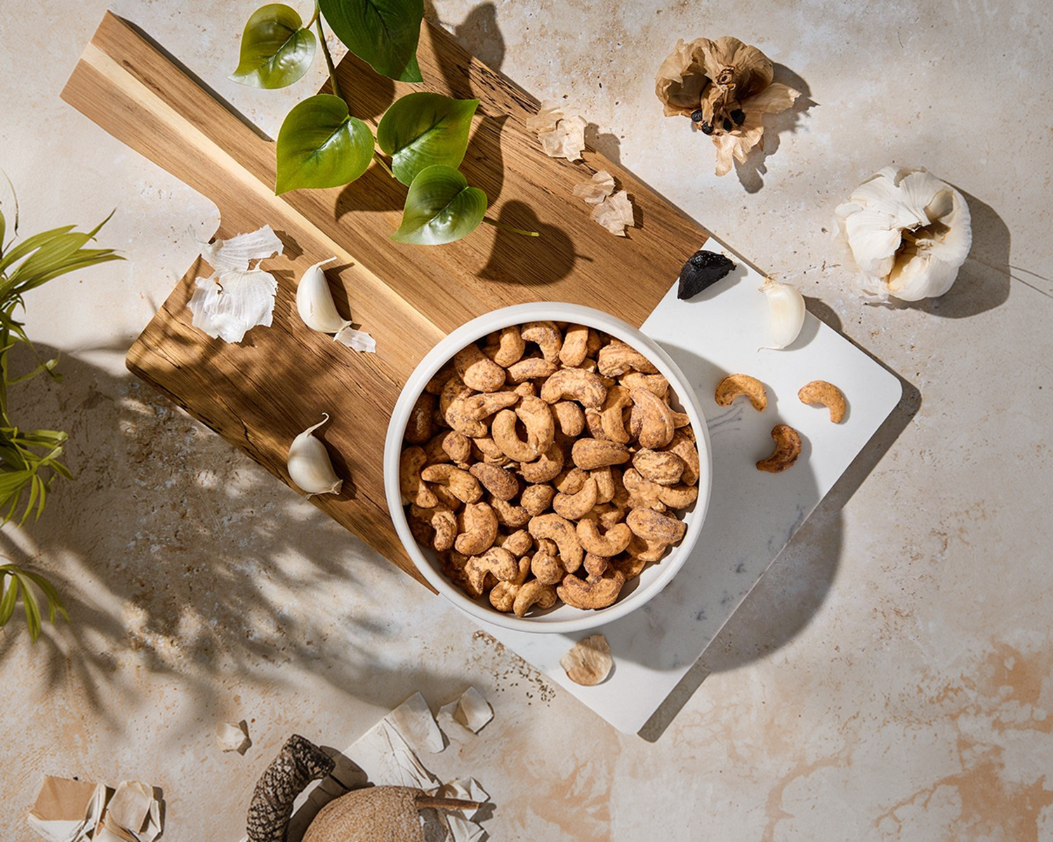 Roasted cashews with black garlic flavour