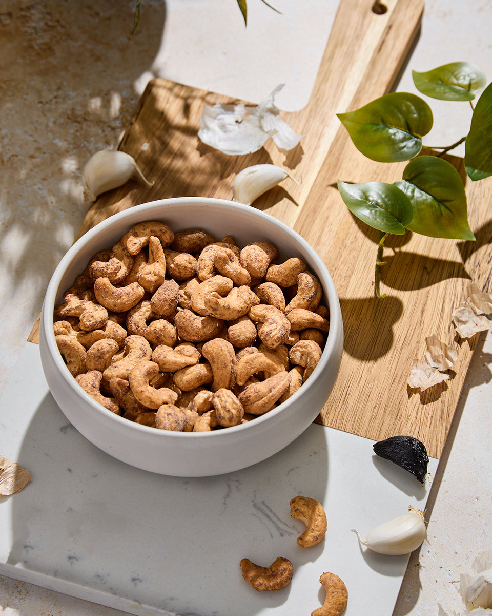 Roasted cashews with black garlic flavour