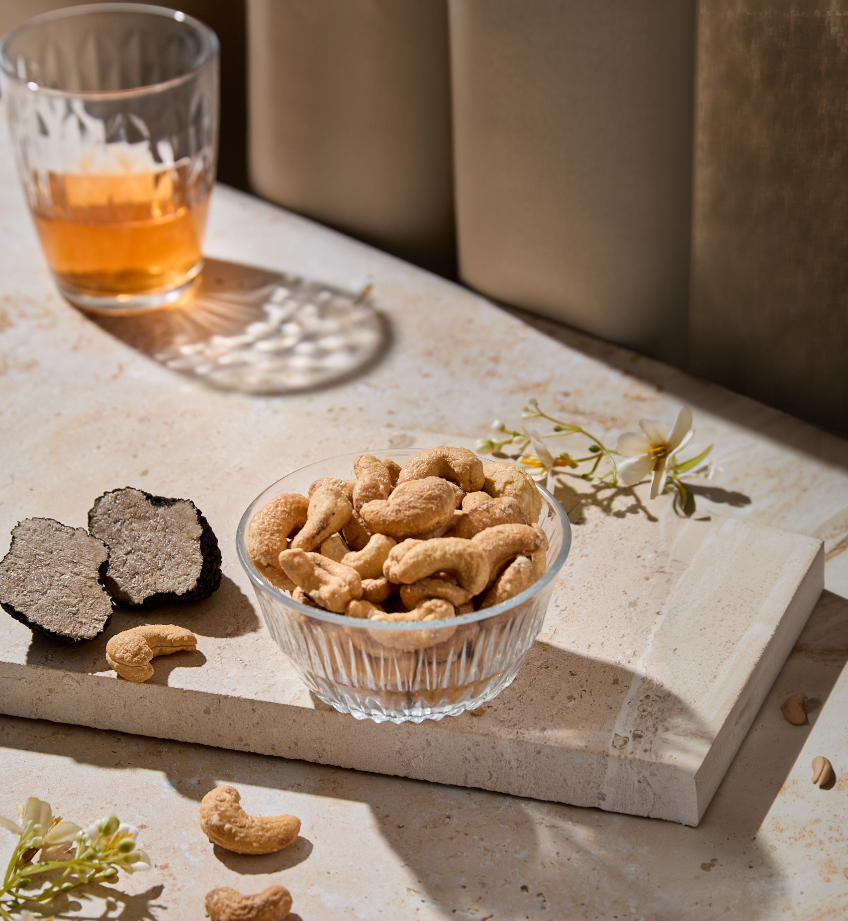 Roasted cashews with truffle flavour