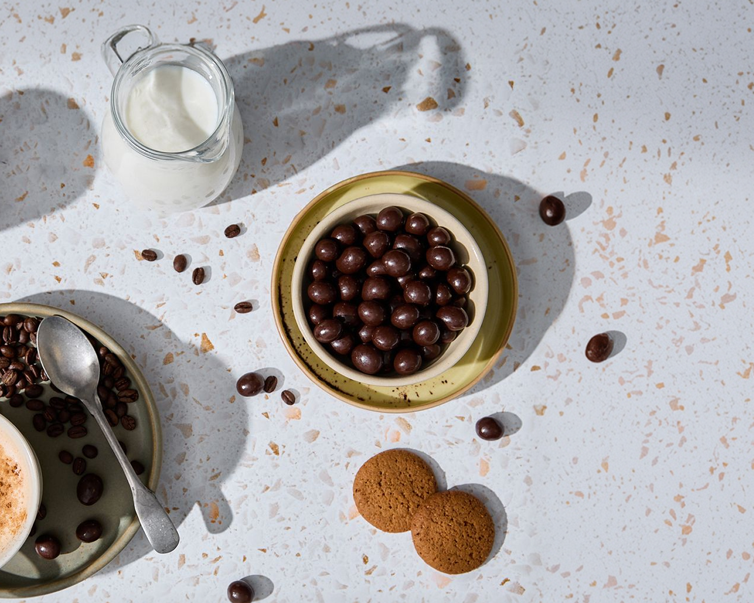 Chicchi di caffè tostati ricoperti di cioccolato fondente