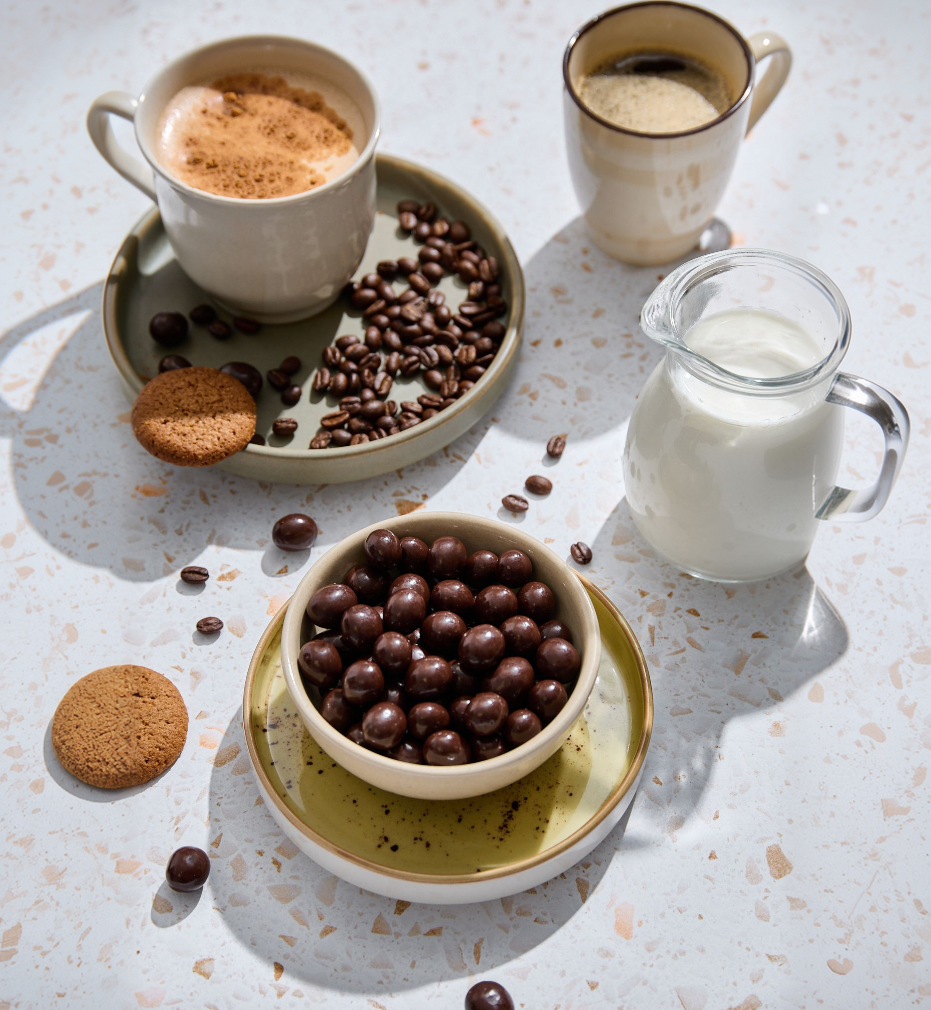 Chicchi di caffè tostati ricoperti di cioccolato fondente