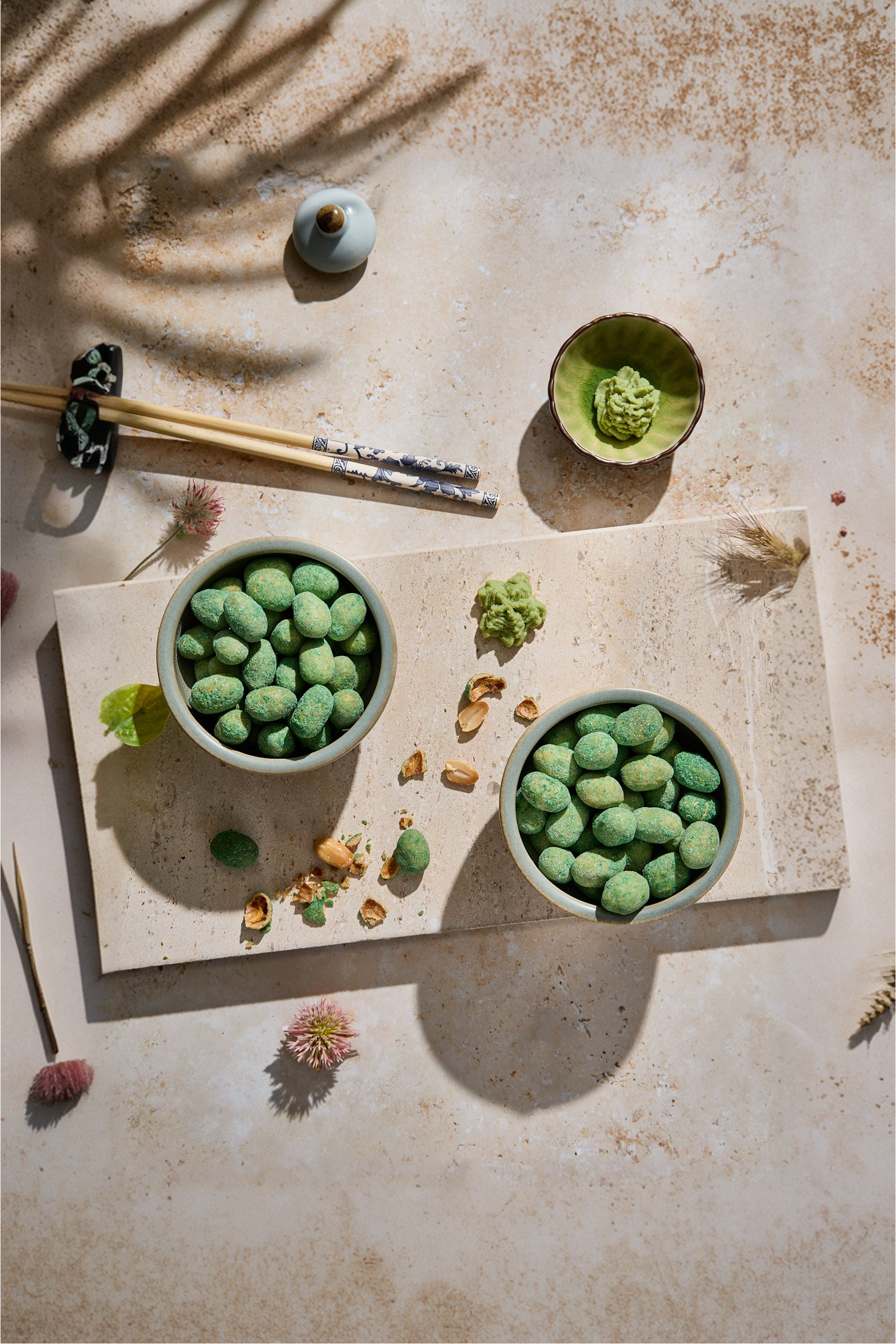 Crunchy coated krikri peanuts with wasabi flavour
