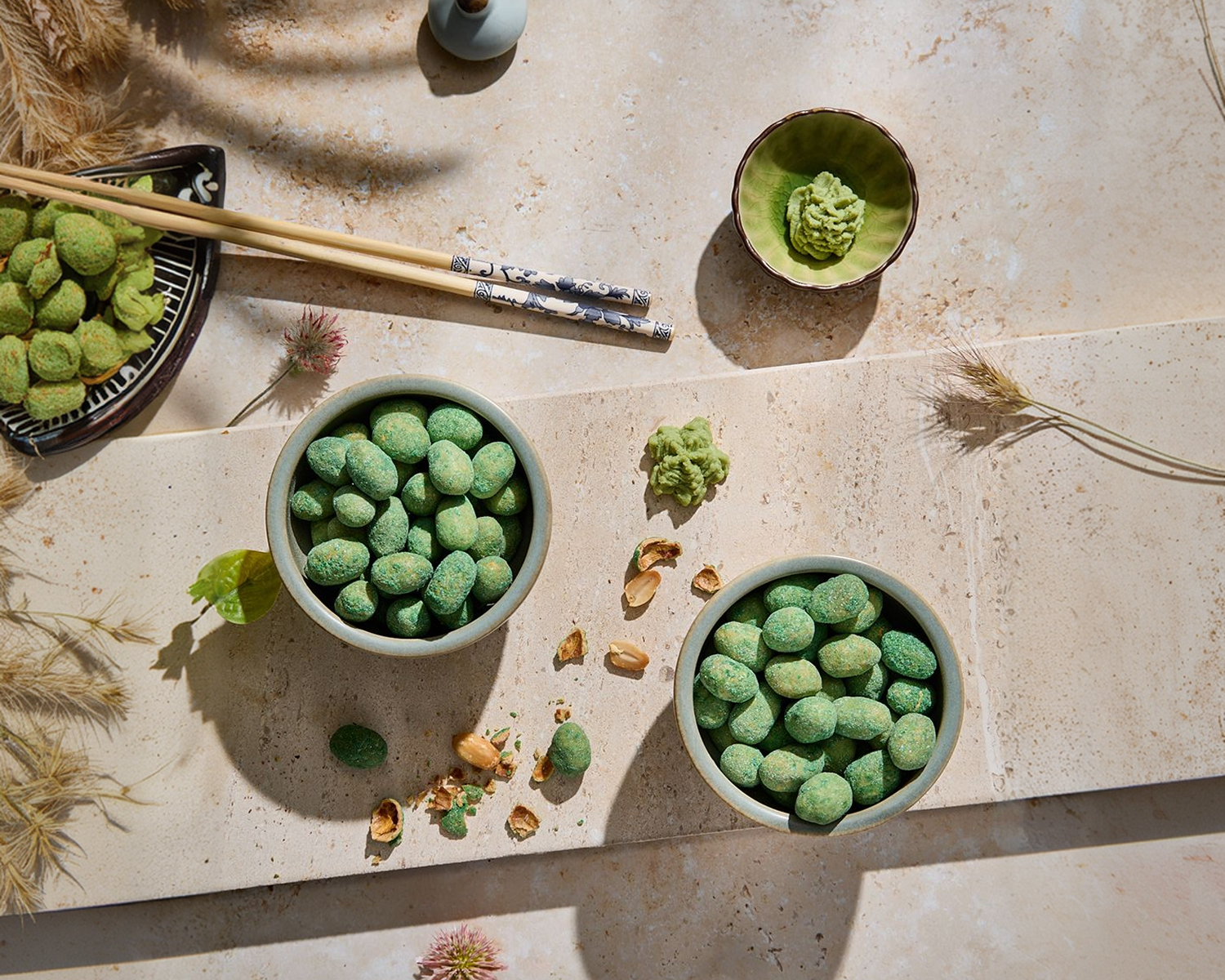 Crunchy coated krikri peanuts with wasabi flavour