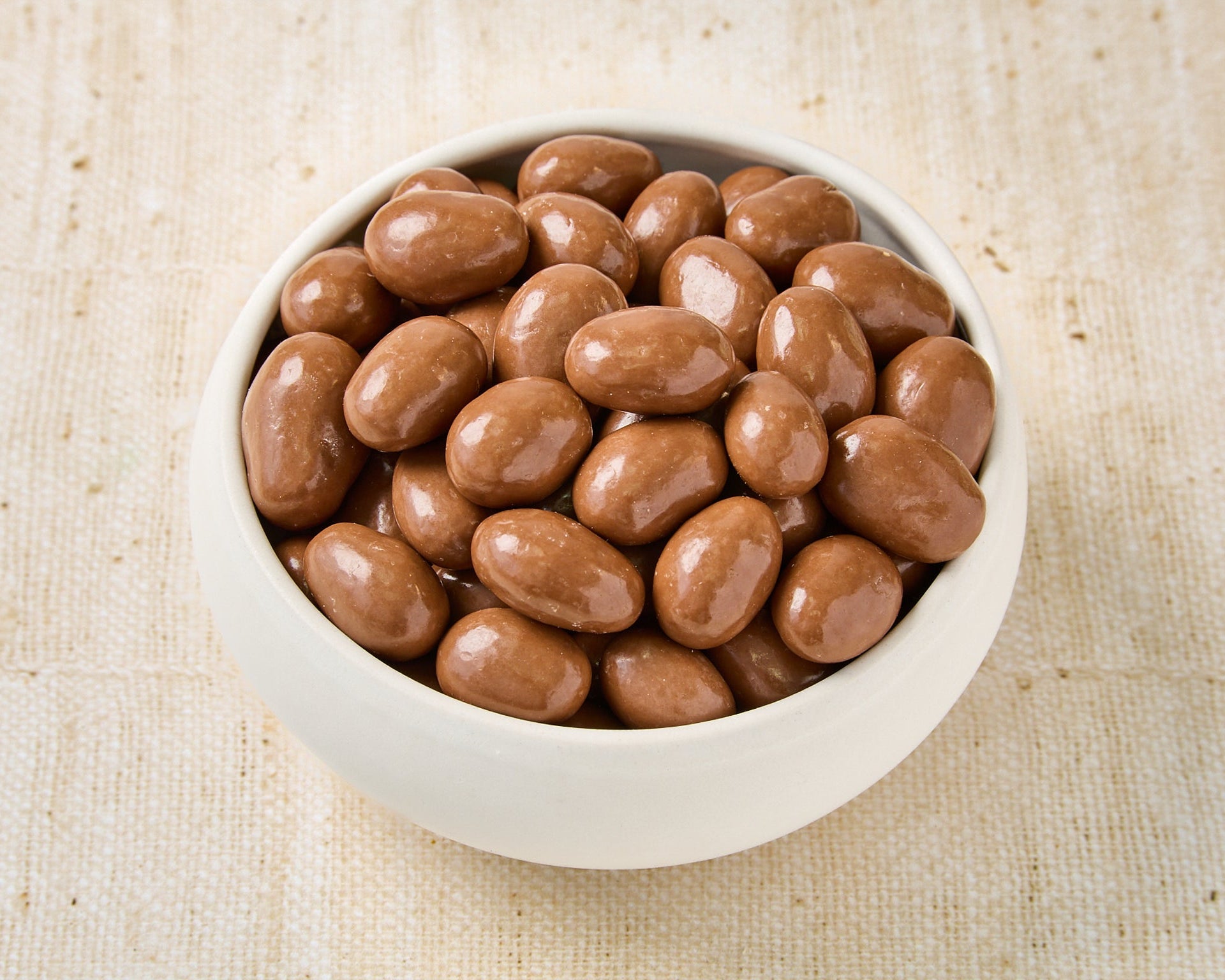 Almendra bañada en chocolate con leche y coco