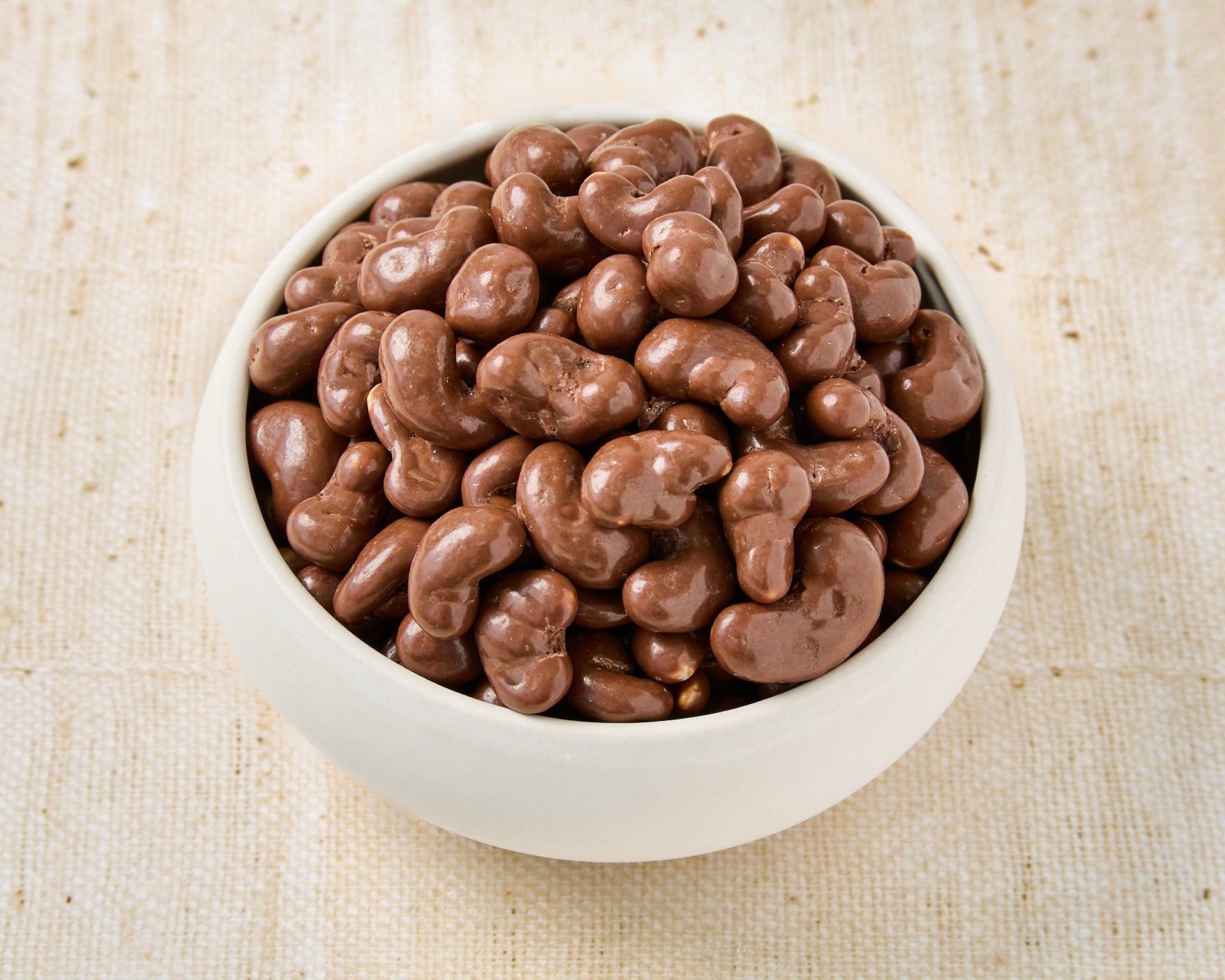 Anacardo bañado en chocolate con leche