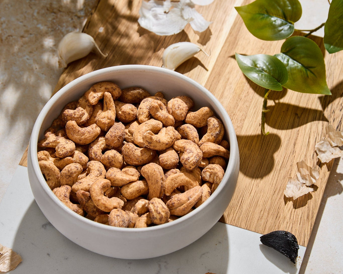 Roasted cashews with black garlic flavor