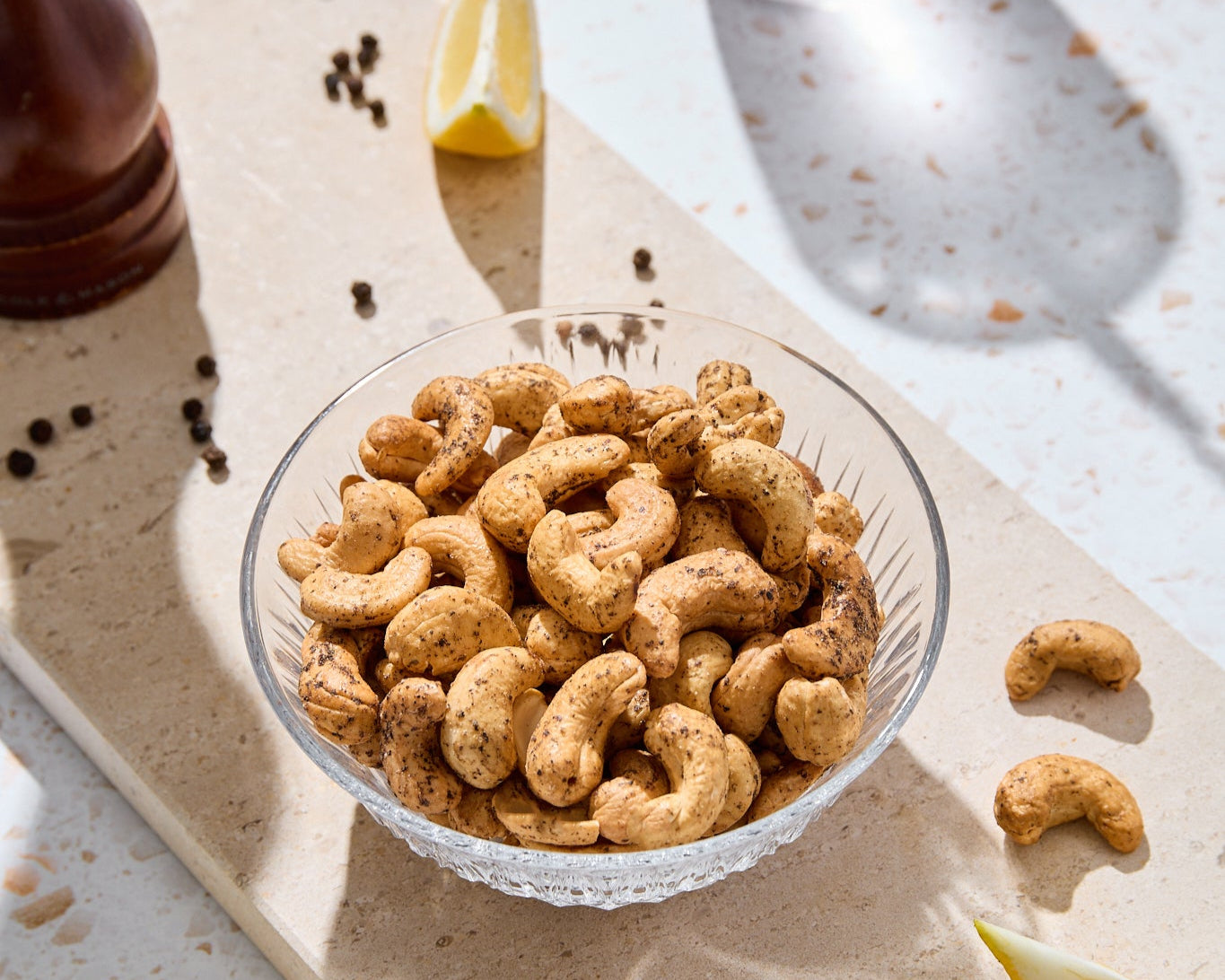 Lemon pepper-flavored roasted cashew
