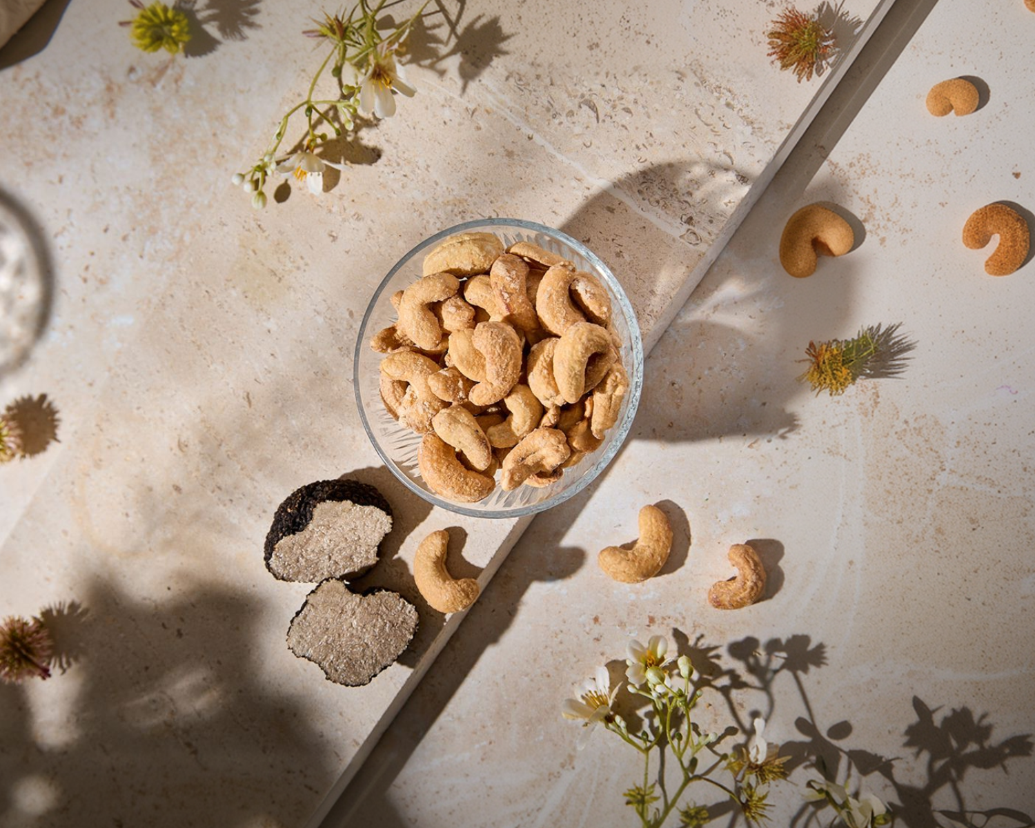 Roasted cashews with truffle flavour