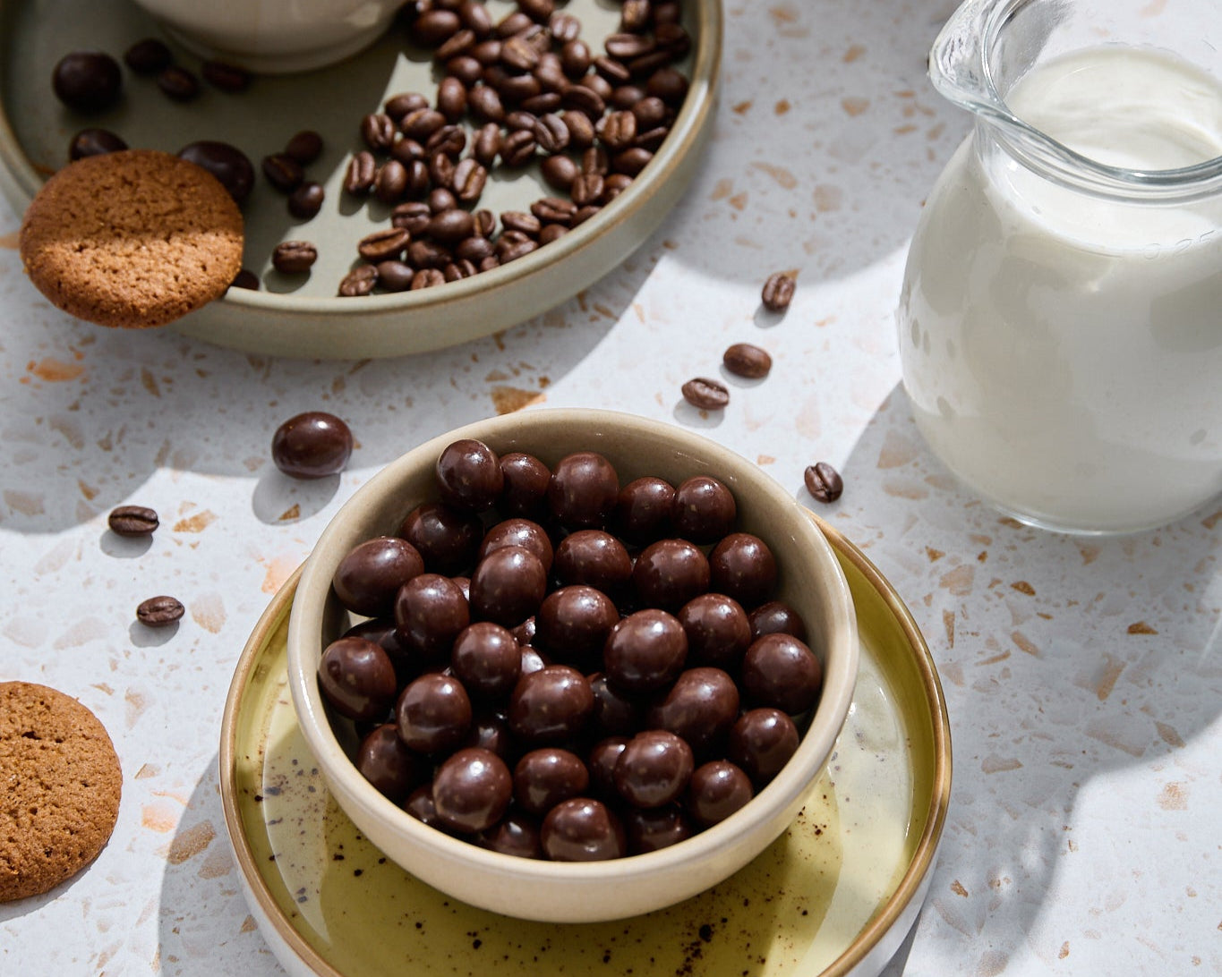 Granos de café tostados bañados en chocolate negro