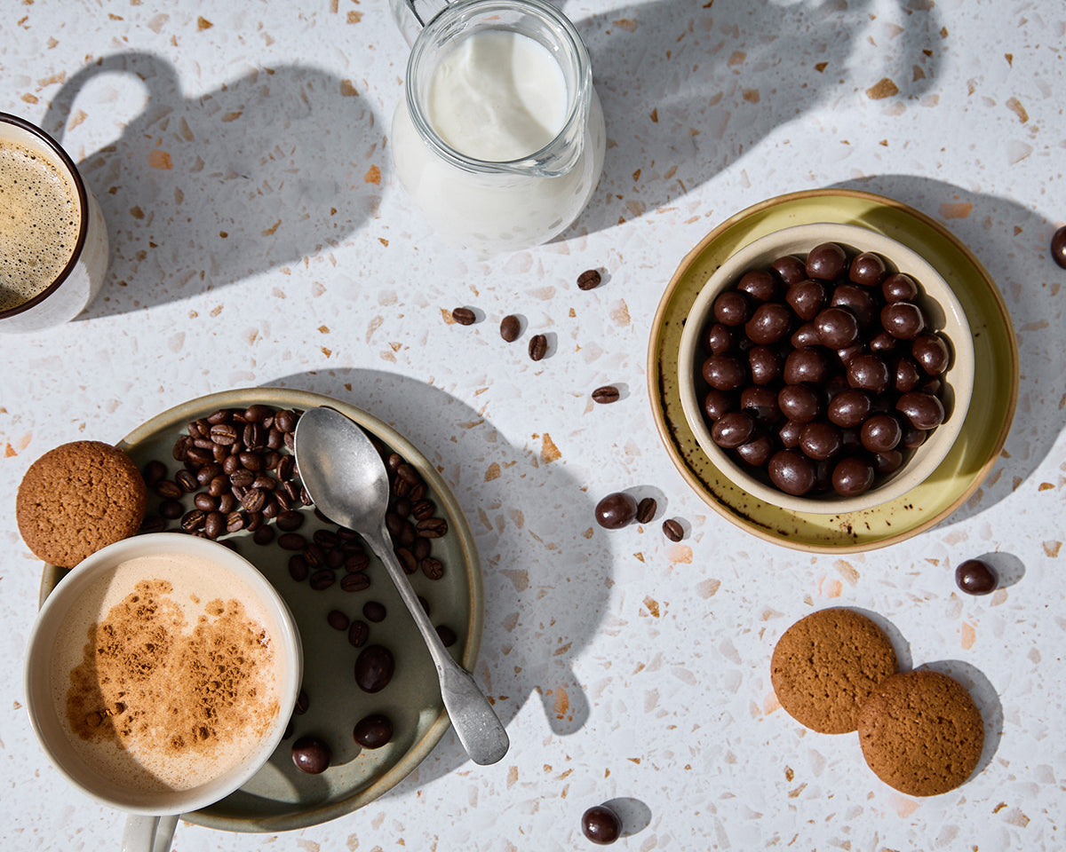 Granos de café tostados bañados en chocolate negro