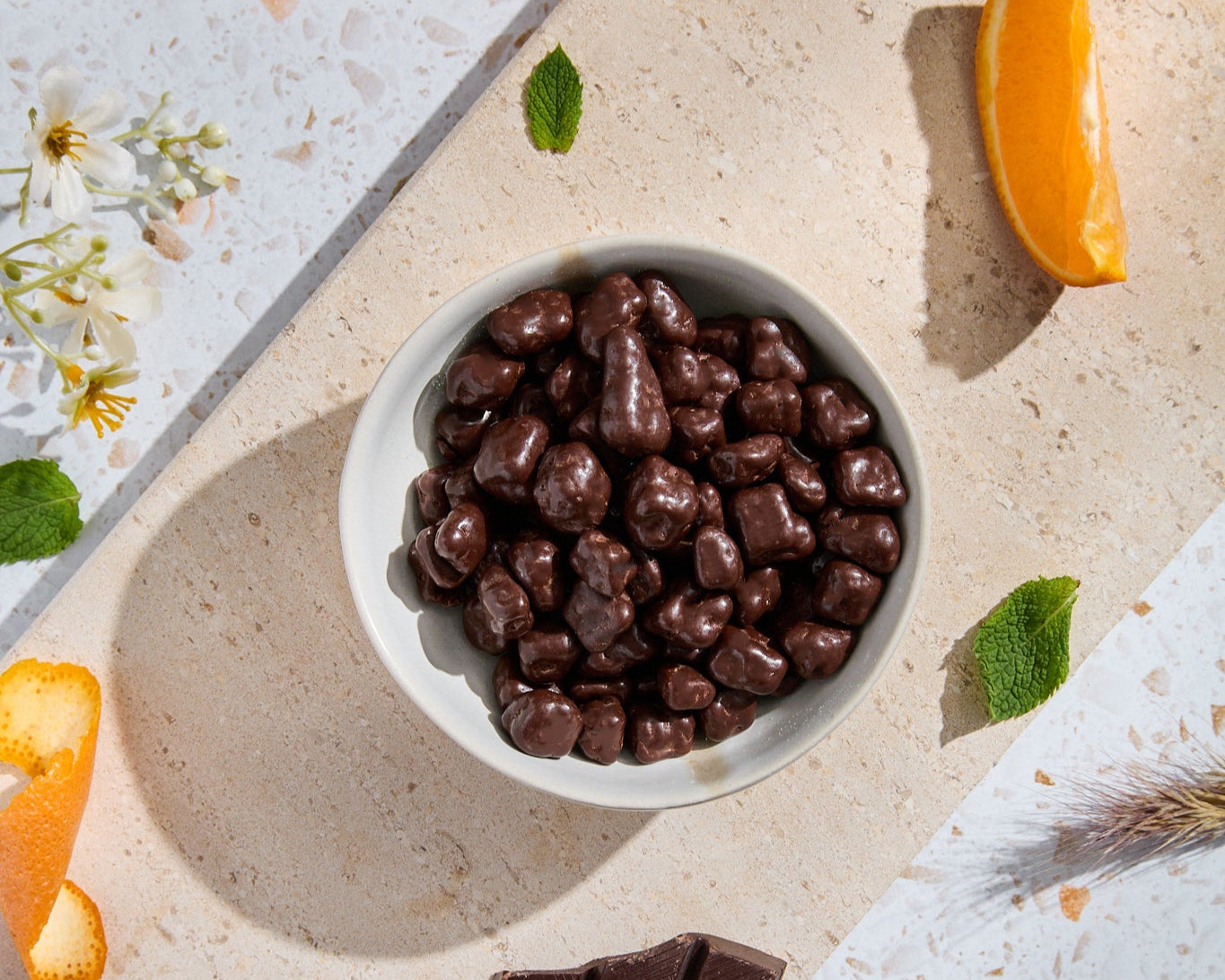 Cáscara de naranja bañada en chocolate negro
