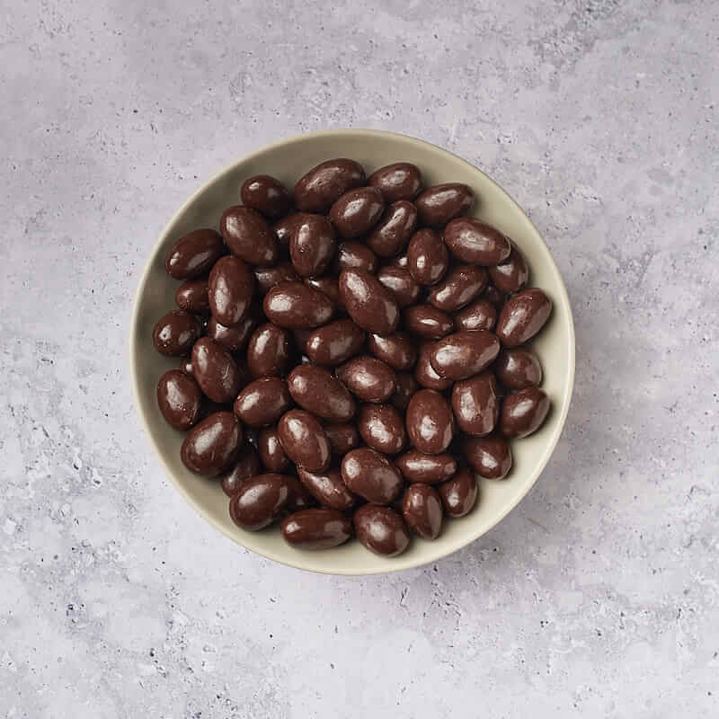 Almendra bañada en chocolate negro