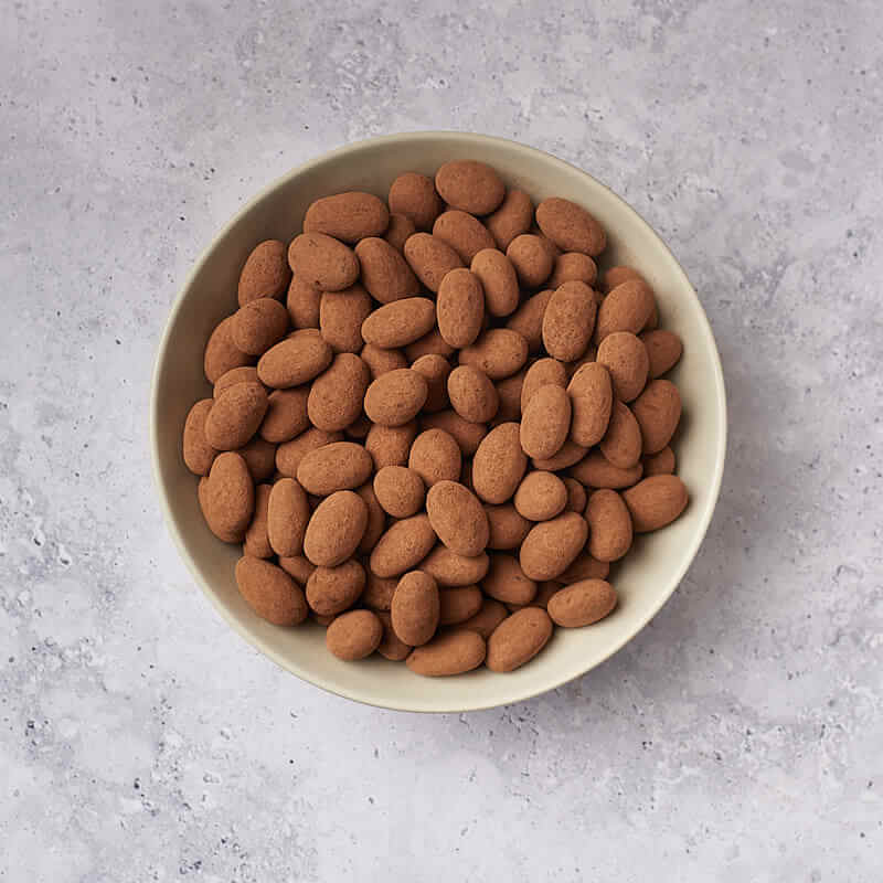Almendra bañada en chocolate negro y cacao