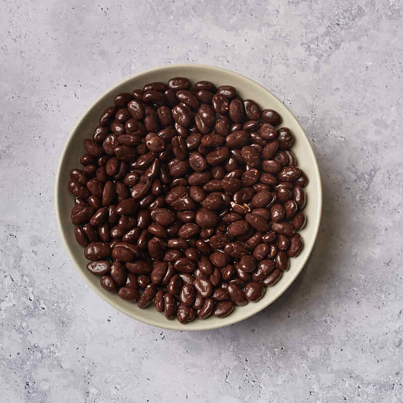 Cacahuete bañado en chocolate negro