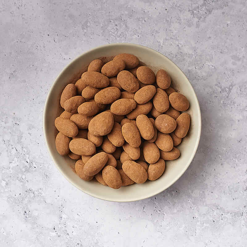 Almendra bañada en chocolate con leche y canela
