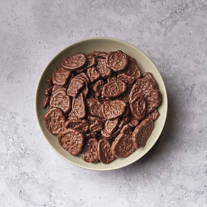Plátano chips bañados en chocolate negro