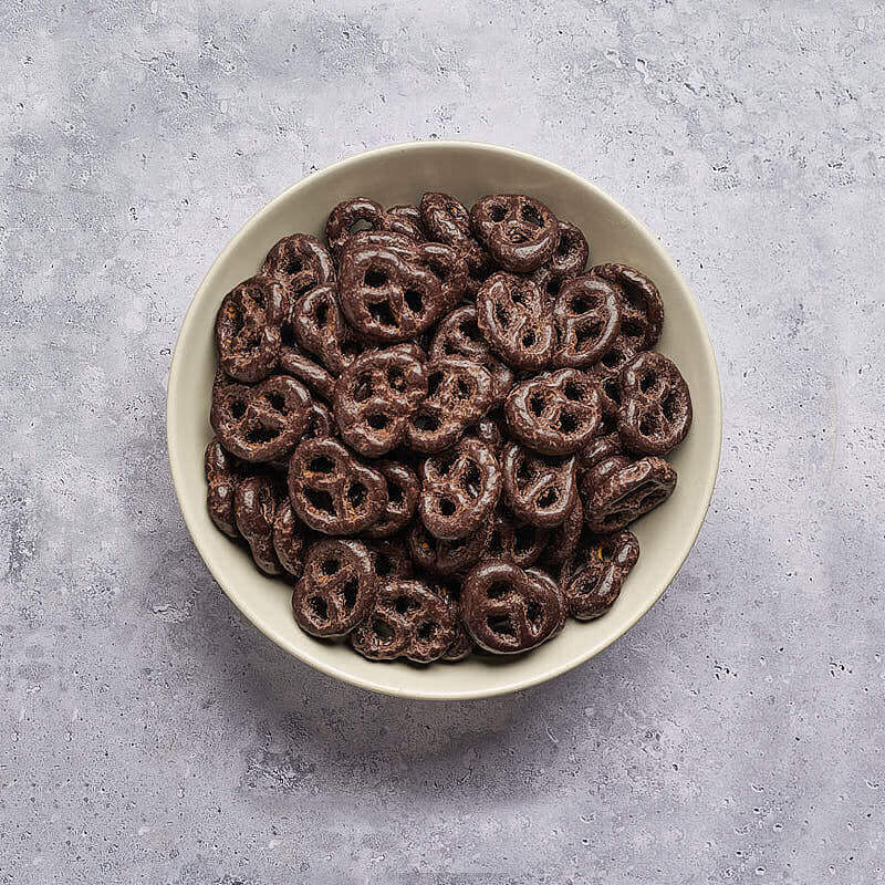 Pretzel bañado en chocolate negro